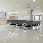 Bancada para sala de espera con sillas ergonómicas negras de 4 plazas - WC01400 - 03