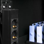 Kit montaje de regleta rack 19” de fijación vertical en armario de transporte negro - WM07100 - 02